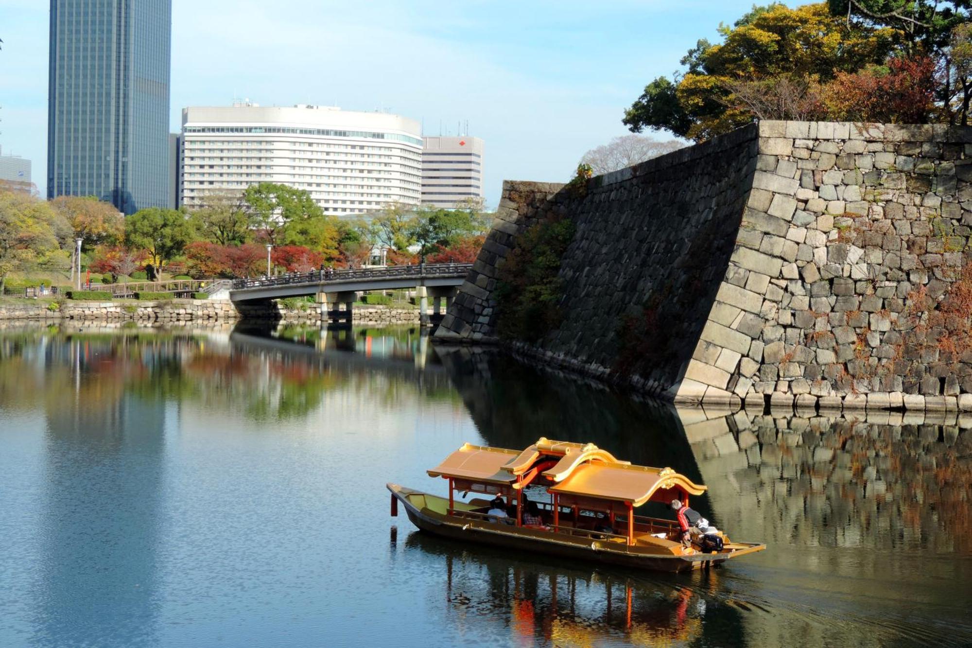 Hotel New Otani Osaka Ngoại thất bức ảnh A traditional pleasure boat on the moat of Osaka Castle