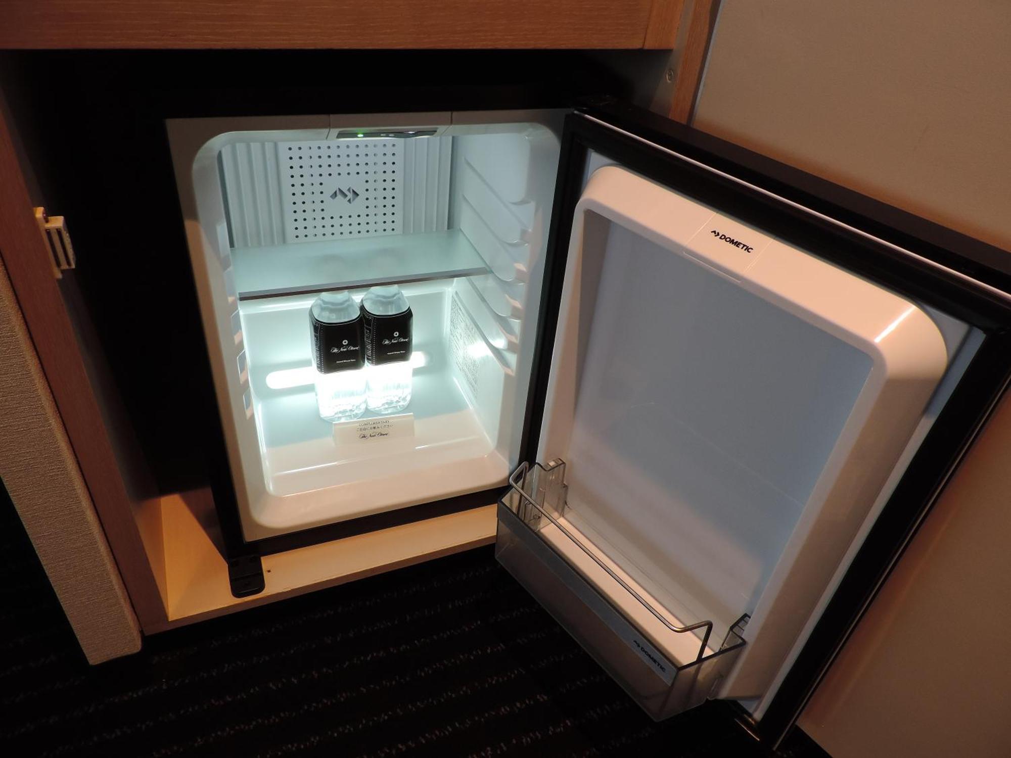 Hotel New Otani Osaka Ngoại thất bức ảnh A mini-refrigerator in a hotel room