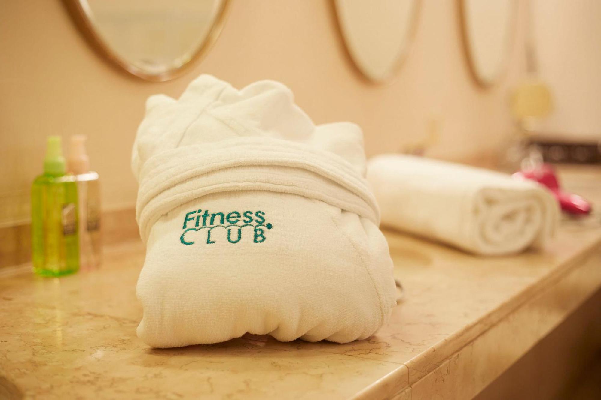 Hotel New Otani Osaka Ngoại thất bức ảnh A folded bathrobe